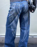 Jean azul de tiro medio con corte recto, confeccionado en denim con gran estampado en la parte trasera simulando alas.
