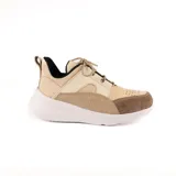 Championes deportivos de cuero en tonos beige, tostado y marrón, con diseño combinado de texturas, perforaciones en la puntera y suela blanca gruesa.