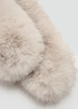 Bufanda larga de pelo sintético con textura suave y acabado voluminoso.