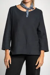 Sweater de manga larga, color negro, con cuello redondo y textura arrugada o plisada. Corte holgado.