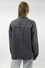 Camisa marrón con cuello camisero, cierre frontal con botones, mangas largas y bolsillos plaqué con solapa en el pecho.