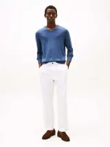 Sweater azul de algodón con cuello en V y logo bordado en el pecho.