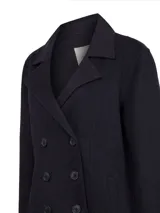 Chaqueta cruzada negra de RKF, confeccionada en mezcla de lana y cashmere. Presenta solapas amplias, doble abotonadura con seis botones, bolsillos delanteros y una silueta estructurada.