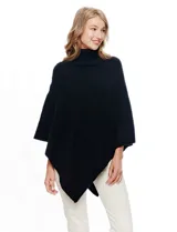 Poncho tejido color crema, con cuello polera y diseño trenzado diagonal en el frente. Presenta un corte asimétrico en el ruedo.