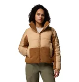 Campera puffer combinada en tonos beige y marrón, confeccionada con tecnología Omni-Shield repelente al agua y aislamiento sintético Thermarator. Presenta paneles de tejido sherpa en el cuello, frente y laterales, cierre frontal completo, bolsillos laterales con cremallera y puños elásticos.
