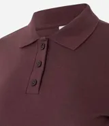 Blusa estilo polo de manga corta, confeccionada en tejido piquet color bordó. Presenta cuello clásico y cierre frontal con tres botones.