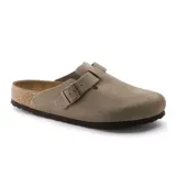 Zueco Birkenstock modelo Boston, confeccionado en gamuza color taupe, con correa ajustable mediante hebilla metálica y plantilla de corcho natural con suela de goma.