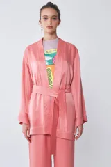 Kimono color durazno con lazo en la cintura.