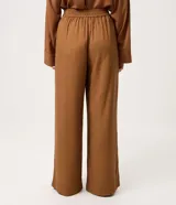Pantalón wide leg de corte amplio y fluido, confeccionado en mezcla de viscosa y lino. Presenta pinzas en la parte delantera y cintura elastizada en la espalda.