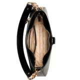 Cartera tipo hobo Guess modelo Carrie, color negro, con diseño compacto y cierre superior. Presenta detalle de logo G metálico en el frente, correa con eslabones dorados y acabado en cuero sintético.
