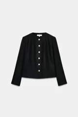 Blazer de corte entallado con cuello redondo, manga larga y hombreras. Presenta cierre frontal con botones dorados y una textura sutil en la tela.