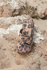 Sandalias con plataforma y estampado animal print.