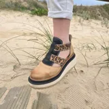 Zapatos de cuero con plataforma alta en tonos marrones y beige, diseño de tiras cruzadas en el empeine y laterales abiertos.