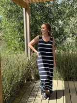 Vestido largo tejido a rayas horizontales azul marino y blancas, sin mangas, con cuello redondo y tajos laterales.