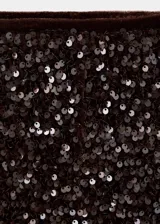 Short de tiro alto confeccionado en terciopelo con aplicación de lentejuelas brillantes. Presenta un diseño corto y cierre lateral con cremallera.
