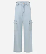 Pantalón cargo de jean azul, de corte recto y tiro alto, con bolsillos laterales y cierre frontal con botón y cremallera.