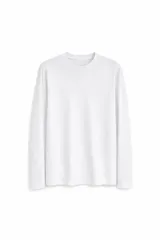 Remera de manga larga con cuello redondo, confeccionada en tejido liso.