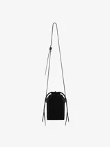 Bolso bandolera rígido color negro, con forma rectangular y tapa superior triangular. Presenta cierre con cordón ajustable, correa fina regulable y logo grabado en el frente.
