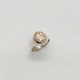 Anillo tipo sello de plata 925 con aplique central de oro 9k que representa el símbolo de la balanza de la justicia.