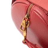 Cartera tipo baúl de diseño cilíndrico, confeccionada en material sintético con textura graneada. Presenta el logotipo de la marca XL Extra Large grabado en relieve en el frente, doble asa fija superior y una correa bandolera regulable y extraíble. Cuenta con cierre superior y herrajes metálicos dorados.