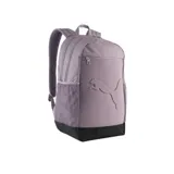 Mochila Puma color lila con base negra y logo en relieve. Cuenta con un compartimento principal espacioso, un bolsillo frontal con cierre, correas acolchadas y ajustables.