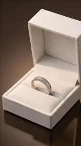 Anillo de plata 925 tipo medio sin fin, con engaste de piedras de circonia en corte baguette y bordes texturizados.