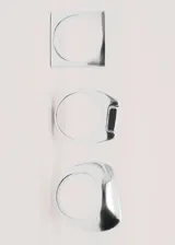 Anillo plateado de diseño geométrico cuadrado, fabricado en aleación de zinc con acabado brillante.
