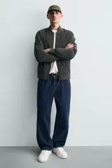 Zapatillas deportivas de cordones, color blanco, con suela gruesa.