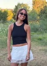 Musculosa negra de corte ajustado, con cuello redondo y diseño minimalista, ideal para uso diario.