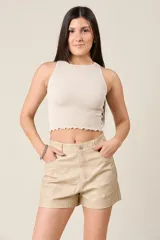 Shorts color beige de simil cuero, con bolsillos laterales y traseros.