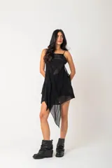 Botas de cuero negro con caña media arrugada y suela track.