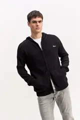 Campera de tejido de punto oversize color negro, con capucha, cierre frontal y bolsillos delanteros tipo canguro. Presenta hombros caídos y sutil bordado en el pecho.