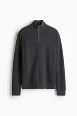 Buzo gris oscuro de punto suave de algodón, con cuello alto y medio cierre frontal.