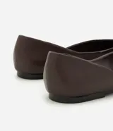 Zapatilla tipo bailarina Satinato confeccionada en cuero, con diseño de punta fina y suela plana.
