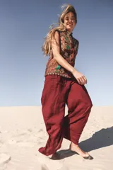 Chaleco bordado a mano con flores y mostacillas al estilo hindú, de corte amplio.