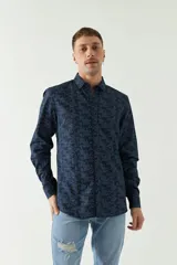 Camisa de manga larga con estampado de figuras geométricas en tonos beige y negro, confeccionada en tejido estilo lino.