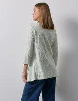 Blusa de algodón labrado marca Ruby Rd, con estampado abstracto en blanco y celeste, escote en V, mangas tres cuartos y aplique de botones en los laterales. Corte asimétrico.