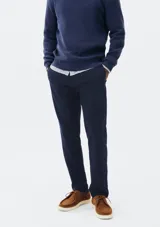 Pantalón de vestir azul marino, de corte chino, confeccionado en lino.