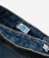 Pantalón de jeans skinny con lavado dirty, tiro alto, trabillas, cierre tradicional con botón interno para ajuste y bolsillos.