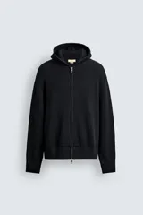 Chaqueta de punto compacto con capucha, confeccionada en hilatura con lana. Presenta cierre frontal con cremallera, mangas largas y acabados en rib.