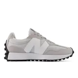 Championes New Balance modelo 327, color gris con detalles en blanco, confeccionados con superposiciones de gamuza y malla liviana, con el logotipo "N" grande en el lateral y suela dentada de goma.