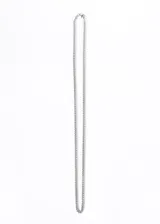 Cadena plateada de acero quirúrgico con eslabones entrelazados en forma de espiga.