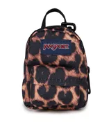 Mini mochila decorativa tipo charm de la marca JanSport, con estampado animal print de leopardo. Cuenta con cierre frontal, bolsillo pequeño y gancho para colgar en bolsos o mochilas.