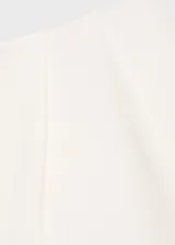 Vestido largo de diseño asimétrico con un solo hombro, confeccionado en tejido combinado con falda fluida y cuerpo ajustado.