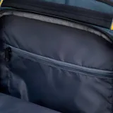 Mochila Caterpillar modelo Voyager Backpack, color azul oscuro con detalles en amarillo y negro. Cuenta con compartimento principal amplio, bolsillo frontal con panel organizador y logo de la marca bordado.