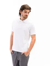 Remera tipo polo de manga corta, color blanco liso, con cuello de polo y tapeta de dos botones.
