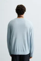 Jersey de algodón de corte relajado, color celeste claro con efecto lavado, cuello redondo y manga larga.