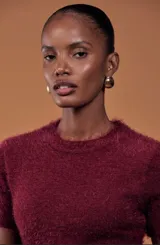 Buzo manga corta color bordó de tejido de punto con textura.