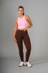 Musculosa corta de punto acanalado color rosa.
