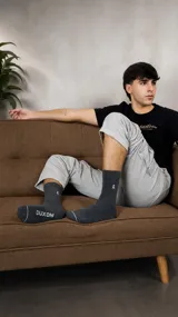 Medias de caña media color gris oscuro con logo de la marca Duxon estampado en la parte superior del pie y detalle de línea blanca en la puntera.
